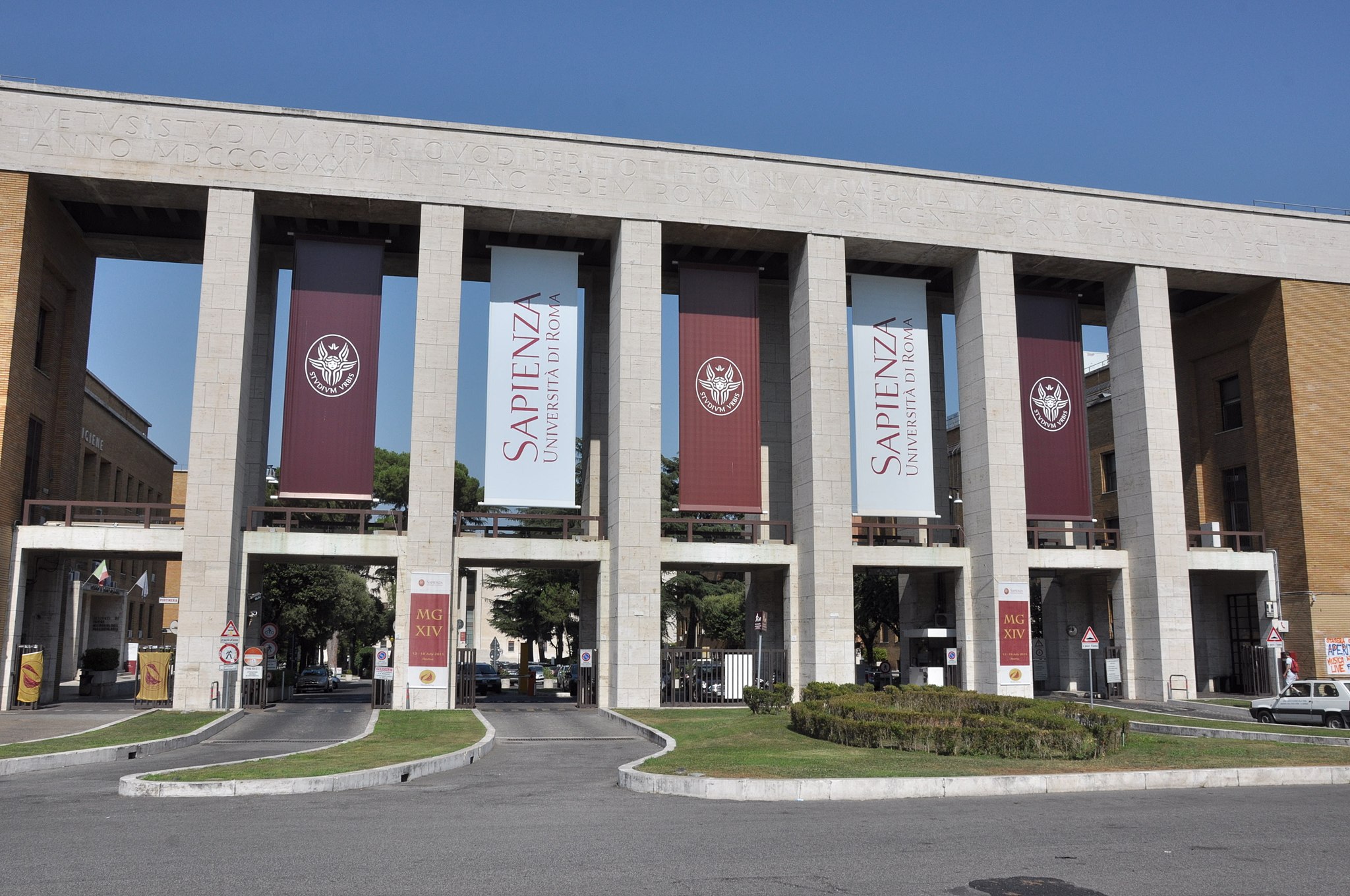 2048px-Sapienza_entrance_20040201351